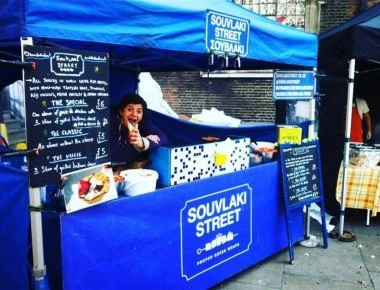 Μια Κρητικιά έκανε το Λονδίνο να παραμιλά με το σουβλάκι της